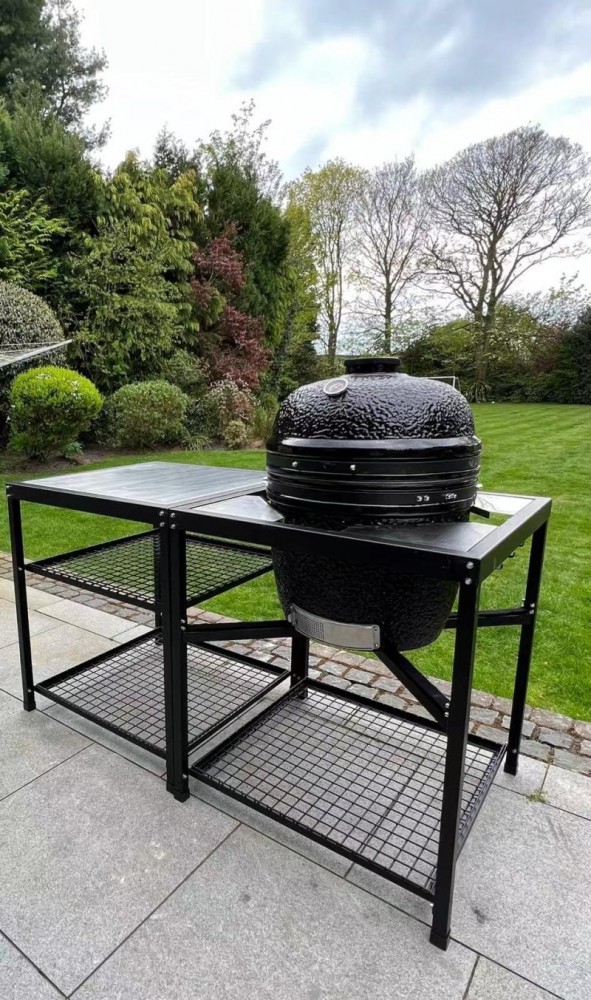 Cool kamado & table makes the garden much more beautiful